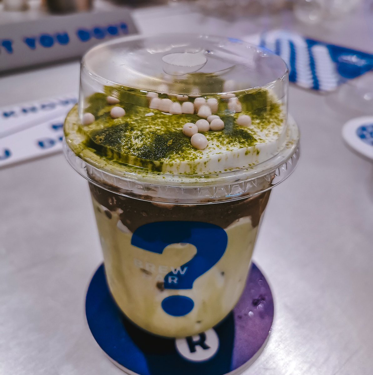 ร้าน Brew Bar สาขาเซ็นทรัลลาดพร้าว แนะนำ เมนูทองมณี คือ ชาไทยหอมมาก ไม่หวานด้วย ที่ชอบสุดคือด้านบนเป็นครีมบูเล่อร่อยมาก ทานพร้อมกับทองม้วนและขนมผิง ก็คือดี ส่วนเมนูอื่นๆ ก็ครีเอทไม่แพ้กัน ที่สำคัญอร่อยทุกเมนูค่ะ  #ไม่เคยชาแบบนี้มาก่อน #อร่อยไปแดก #อร่อยบอกต่อ <a href="/Brewbarbkk/">brewbar.bkk</a> <a href="/aroii/">@aroii บอกต่อ</a>