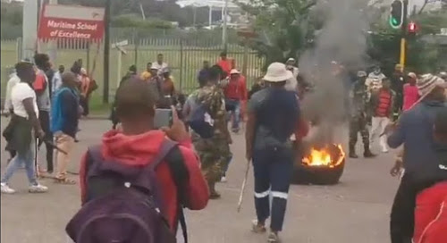 inanda884fm's tweet photo. Hundreds of truck drivers protest in Durban over hiring of foreign nationals
#Newsdesk884
#KeepingYouInformed
#InformativeAndPrecise https://t.co/DzeUJuJxc0