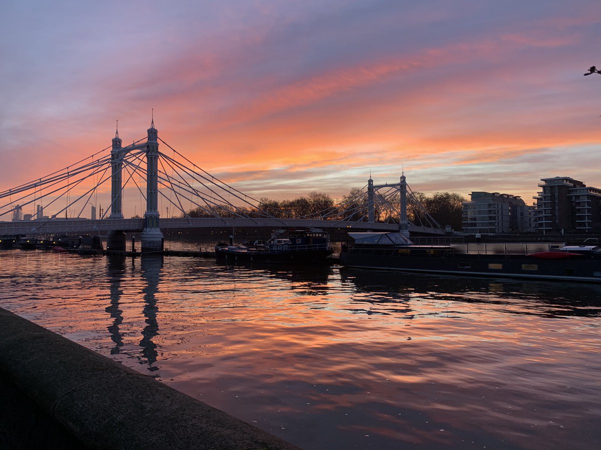 johnaglionby's tweet photo. Thames sunrise this morning. Over to you @PickardJE https://t.co/MJcFHprBz3