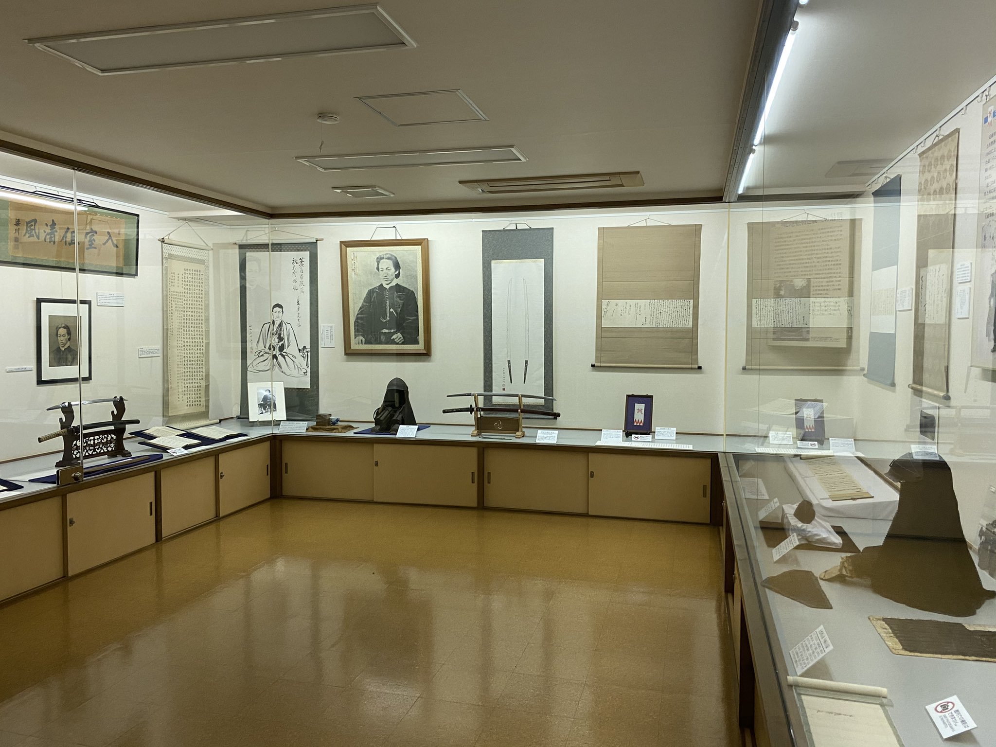 土方歳三資料館 土方歳三佩刀 和泉守兼定刀身公開 無事終了しました その使い込まれた痕跡から 歳三さんの 最後の頃の様子を物語るかのような遺品です 皆様が 歳三生家で良いひとときを過ごして下さっていたらうれしく存じます ご来館ありがとう