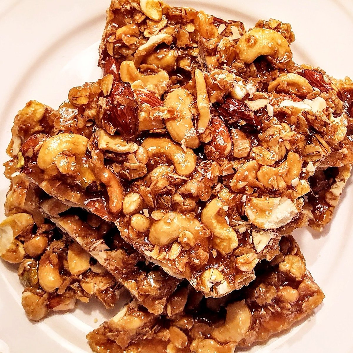rozi_h14's tweet photo. Hemmagjord bar/nyttigare snack med havregryn och nötter 😍

Homemade snack with nuts and oats 😍
#cookin #bakingtips #baking #recipe https://t.co/hvfqqXJfCP