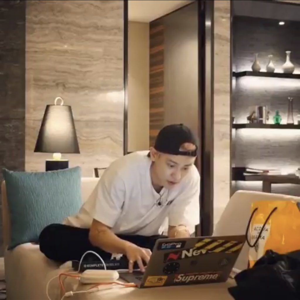 pcysarchive's tweet photo. D-4: studios 

forever grateful to see chanyeol doing the things he’s passionate about through studio nng and studio 519 🤍

#LOEYVEMBER https://t.co/82Gk3ScrLw