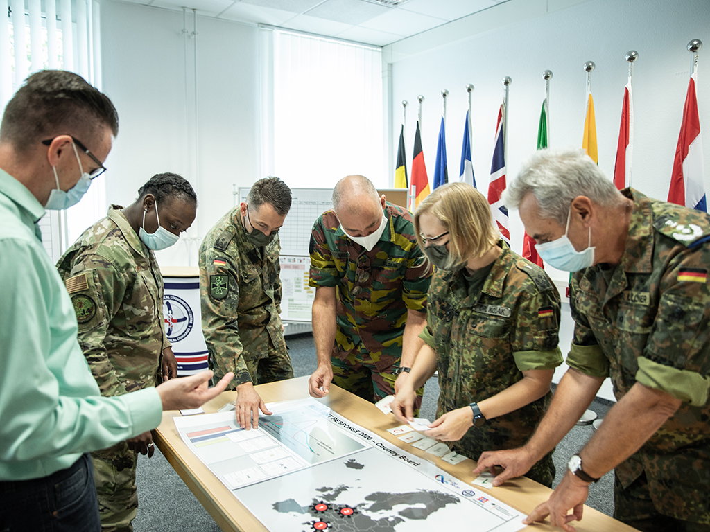 SanDstBw's tweet photo. Heute startet die Übung Resilient Response 2020, ein #Wargame des Multinational Medical Coordination Centre / European Medical Command #MMCC/EMC. Was ein Wargame ist und wie damit eine #Pandemielage wie #COVID19 geübt werden kann, erklären wir hier:  https://t.co/1IthMJUspm https://t.co/MpA8XBd6sa