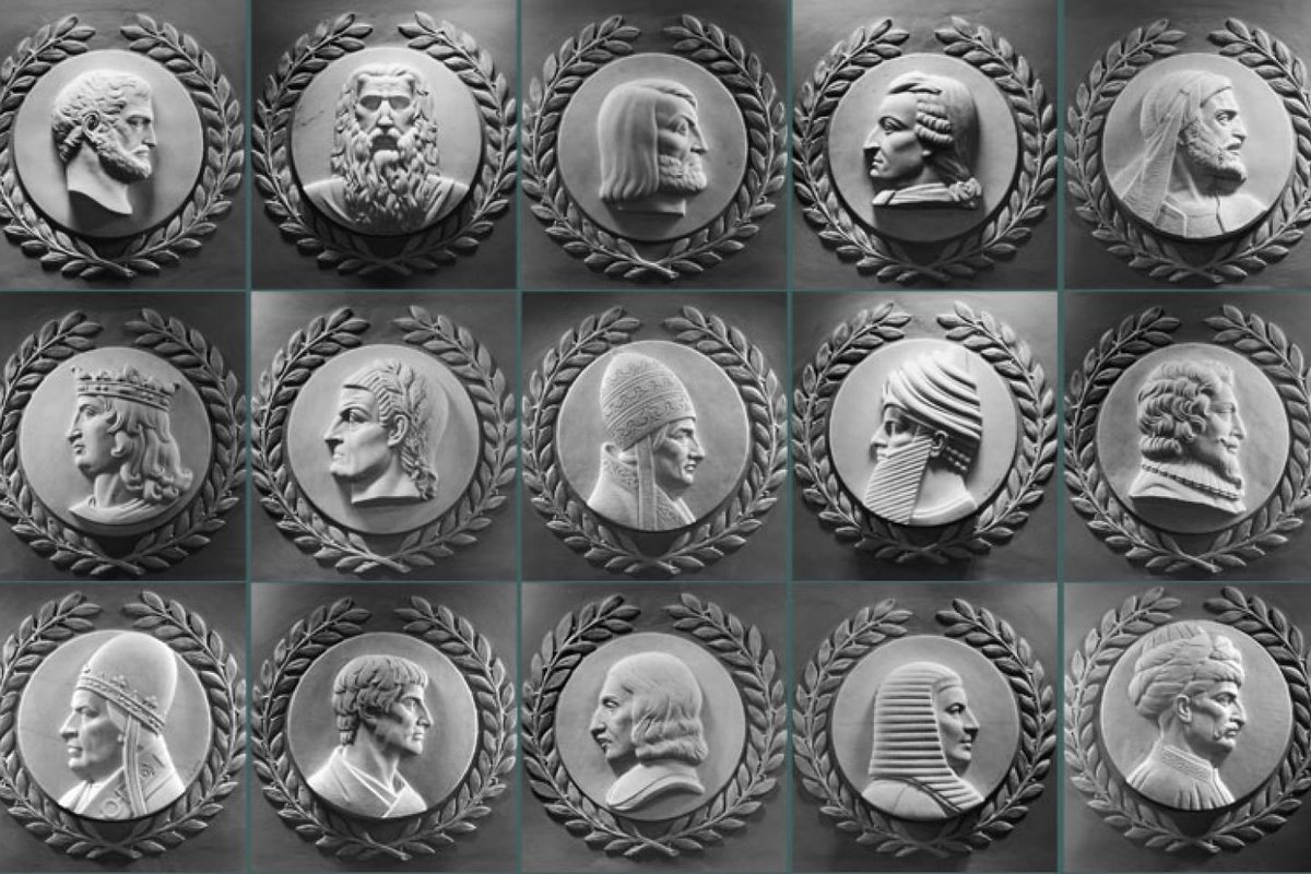 2. Los 23 retratos en relieve de mármol sobre las puertas de la galería de la Cámara de Representantes en el Capitolio de los Estados Unidos representan figuras históricas destacadas por su trabajo en el establecimiento de los principios que subyacen a la ley americana.