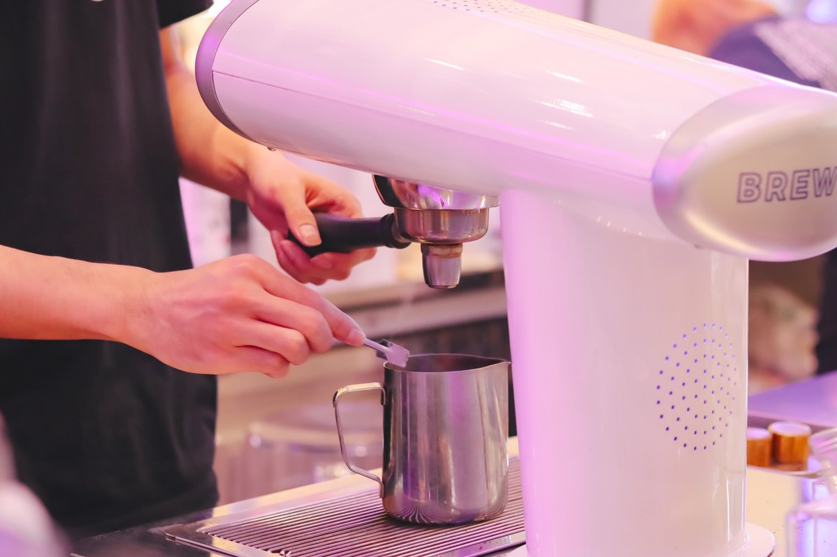 เปิดประสบการณ์กินชามาก กับเมนู Signature ของ #BREWBAR อันนี้คือเมนูทองมณี เป็นชาไทย ท็อปด้วยครีมชีส มีขนมผิง,ทองม้วน เข้ากันสุด อร่อยกลมกล่อม หอมชา หวานมันกำลังดี กินเพลินๆแปปเดียวหมดแก้วแล้วนะ 55555 ไปลองง!! #ไม่เคยชาแบบนี้มาก่อน #อร่อยบอกต่อ <a href="/aroii/">@aroii บอกต่อ</a>