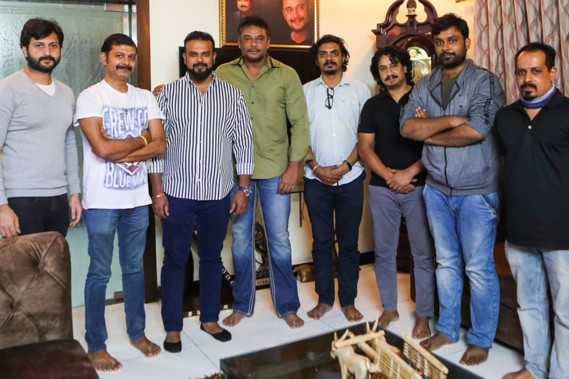 @dasadarshan invites the team of #Act1978 to his home & lauds the efforts of director MansoRe and lauds the effort of the team.