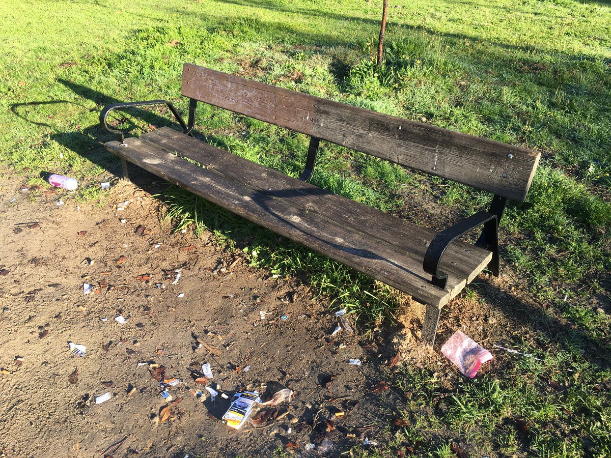 gmunozfe's tweet photo. @MajadahondaAyto @alvarezustarroz @MajadahondaM @Majadahonda2016 Así amanece el parque del Cerro del Aire cuando no se cierra y se permiten botellones dentro #Seguridad #Limpieza #Majadahonda https://t.co/SB3LNb1Ez5