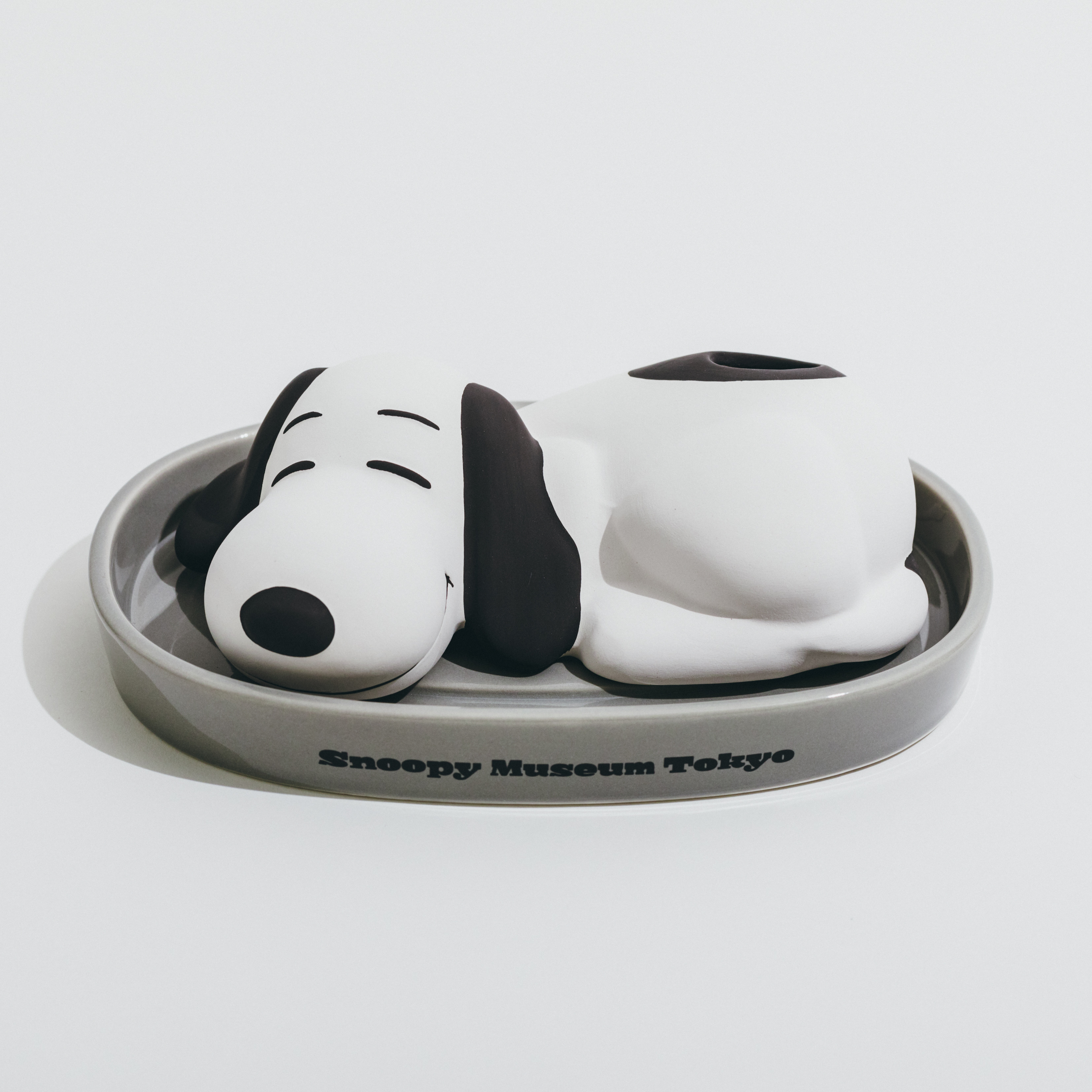 Snoopy Museum Tokyo ブラウンズストアより 新商品 ミュージアムの名所 スヌーピー ルーム に展示している約8mの スリーピング スヌーピー がグッズに なめらかな生地が心地よい大きなぬいぐるみと 冬に大活躍の素焼き加湿器です スリーピング