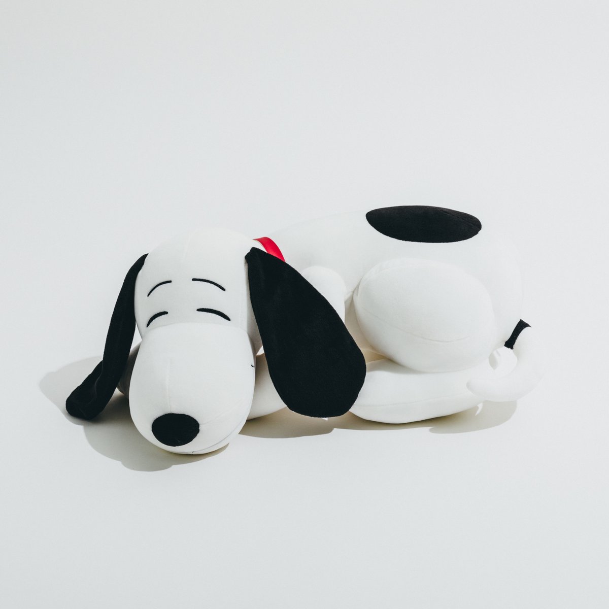 Snoopy Museum Tokyo ブラウンズストアより 新商品 ミュージアムの名所 スヌーピー ルーム に展示している約8mの スリーピング スヌーピー がグッズに なめらかな生地が心地よい大きなぬいぐるみと 冬に大活躍の素焼き加湿器です スリーピング