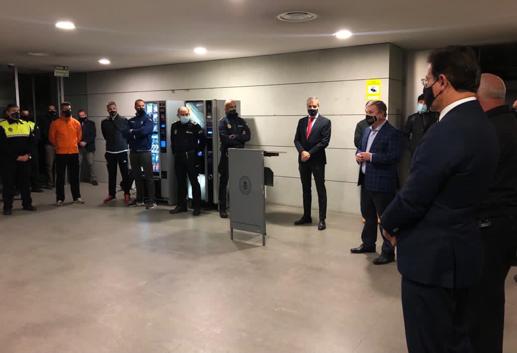 CesarDiazRuiz's tweet photo. Hoy he acompañado a @PoliciaGr junto a @LuisSalvador y @ffuentesjodar en el pase de lista.
A pesar de la difícil situación cumplimos nuestro compromiso, con el pago de un millón trescientos mil euros en horas extras realizadas y pendientes de pago a @PoliciaGr y @BomberosGranada https://t.co/Bf5RpbGqFt