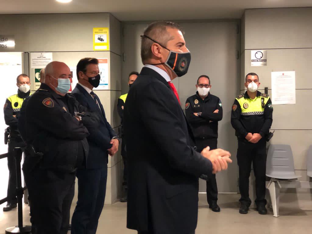 CesarDiazRuiz's tweet photo. Hoy he acompañado a @PoliciaGr junto a @LuisSalvador y @ffuentesjodar en el pase de lista.
A pesar de la difícil situación cumplimos nuestro compromiso, con el pago de un millón trescientos mil euros en horas extras realizadas y pendientes de pago a @PoliciaGr y @BomberosGranada https://t.co/Bf5RpbGqFt