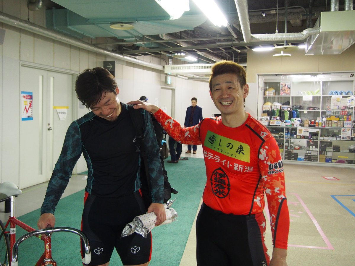 akakei_keirin's tweet photo. 【競輪祭決勝】新潟の鈴木庸之選手と諸橋愛選手が振り返る決勝。
鈴木「すみません、出切れませんでた。厳しかったです」
諸橋「俺も余裕なくて康多に付いていけなかったから。まあしゃーない。頑張った、頑張った。またお互い頑張ろう。次だ次」
＃諸橋愛　＃鈴木庸之 https://t.co/wGoehZ1YAO
