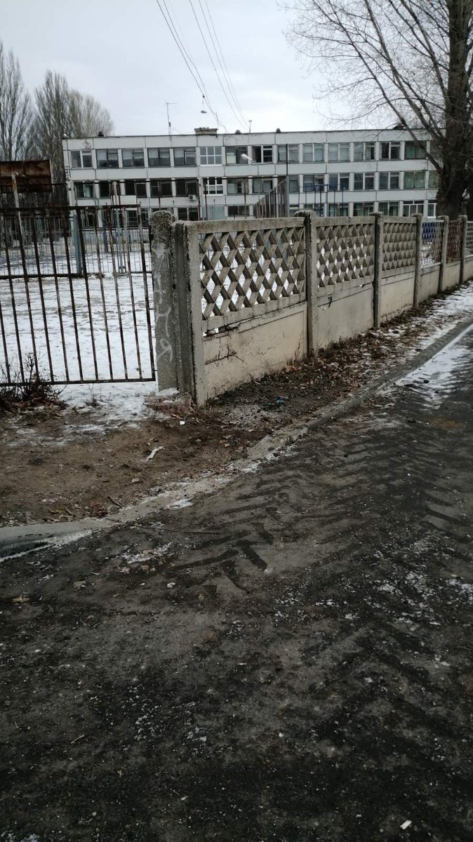 При взаимодействии управляющего мкр.22Ц и #Автодоринжиниринг была отработана заявка по вывозу строительного мусора в районе школы #3 б-р50лет Октября,61.