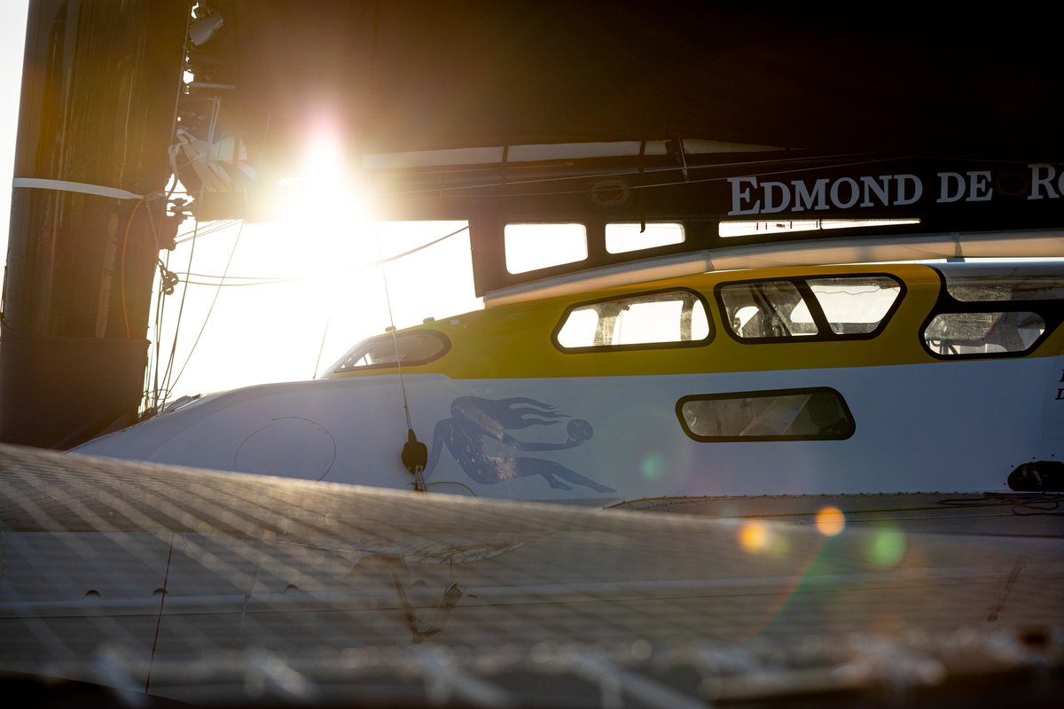 GitanaTeam's tweet photo. 🟨 L’équipage du Maxi Edmond de Rothschild passe au jaune ! Départ possible dès demain fin de journée au large d'Ouessant🤞 même si des incertitudes pèsent encore sur l'Atlantique Sud.
Toutes les infos ici : https://t.co/YfZeMkeilL
#TrophéeJulesVerne https://t.co/xBueAWX0r5