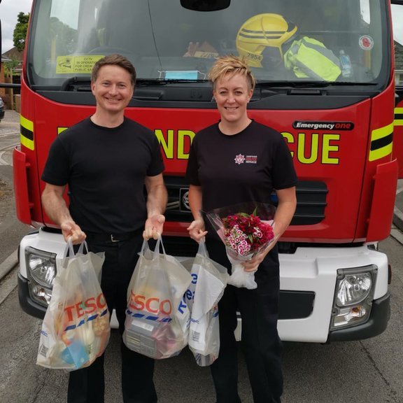 HantsIOW_fire's tweet photo. When @Redbridge53 firefighter Becks & crew met a 97yo lady who lived alone with no working fire alarms, they fixed things around her house & came back with shopping & gifts.
Making a small difference for someone shows that supporting others can go a long way #CelebrateOurService https://t.co/1N9RLiagGc