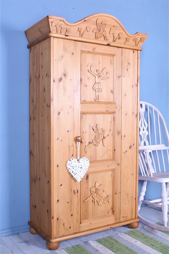 sussexpine's tweet photo. £199 - Beauttiful childs wardrobe with fairies &amp; toadstool engravings, sits on bun feet, solid thick pine, comes as one solid unit, clean &amp; presentable.
2  AVAILABLE AT TIME OF LISTING
https://t.co/nKYxTcIdYq https://t.co/B1MHFbC777