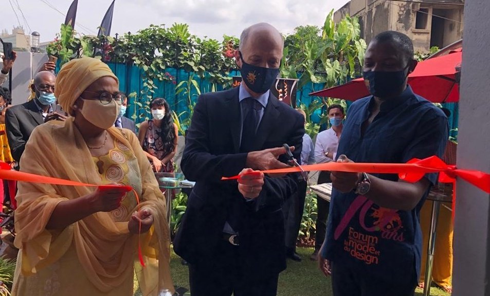 FRauCameroun's tweet photo. Lancement de la Semaine de la Mode par l'ambassadeur @ChrisGuilhou à la Villa des Créateurs à #Yaounde au quartier Golf 👔👗 https://t.co/HzDcouiQ7C