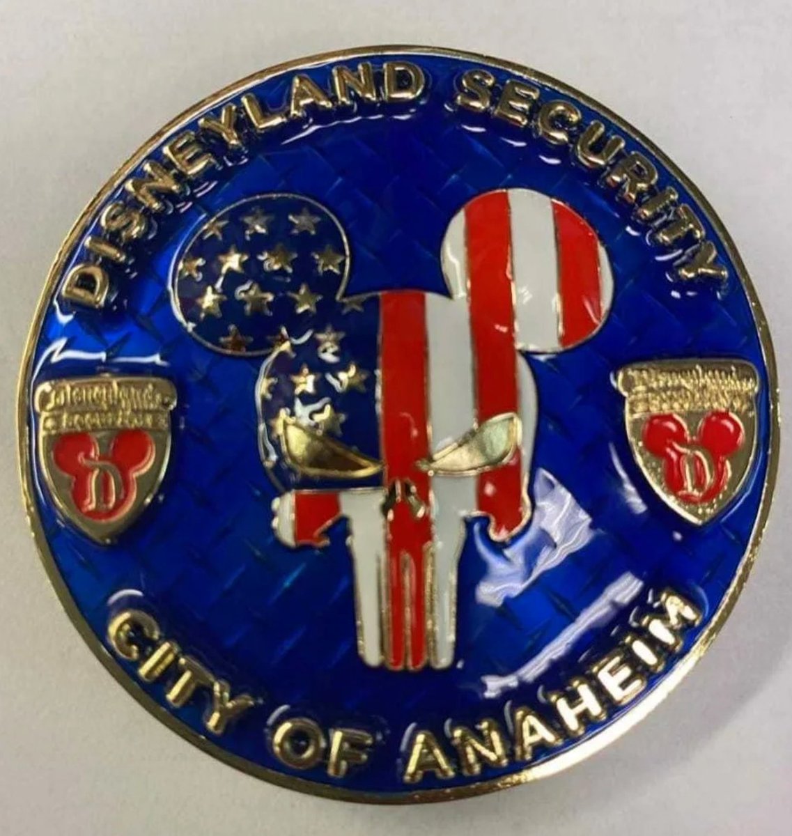 jaredbkeller's tweet photo. Disney security guards have freaking challenge coins and we have to talk about it https://t.co/Auas8YhZVc https://t.co/DrYkZMA056