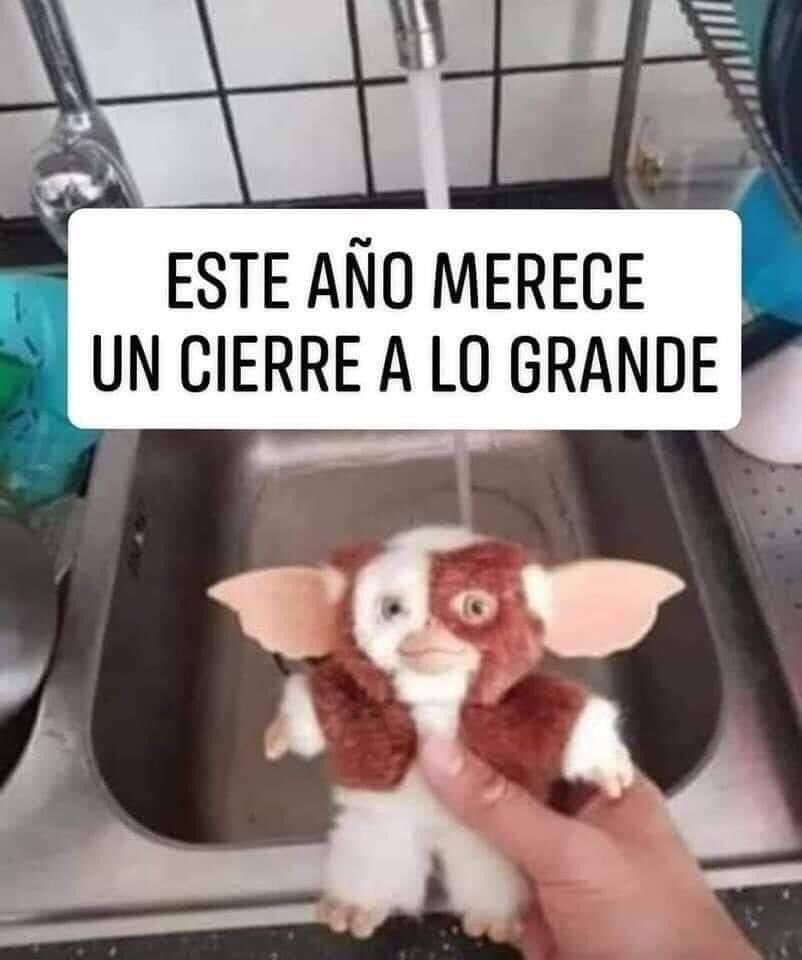 RadioPopCL's tweet photo. Ya llega diciembre... ha que cerrar el año como corresponde jajajaja buena semana para todxs! #gremblins #year #2020 #80s #movie #meme #monday #radiopochile #elpoderdelosclasicos https://t.co/vczRxn2Bz0