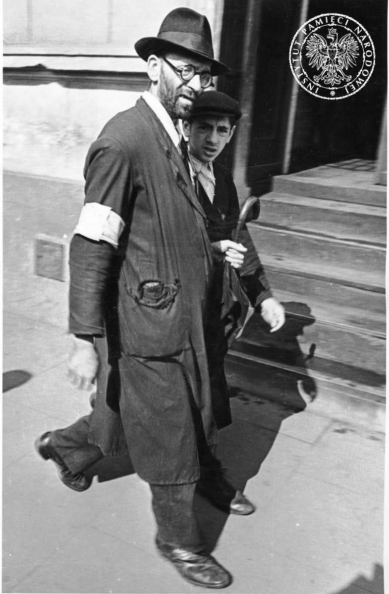 ipngovpl_eng's tweet photo. It took the Germans only a month after the establishment of #GeneralGovernment to introduce the visible symbols of #JewishDiscrimination.
#OTD in 1939 #HansFrank decreed that all the #Jews over the age of 10 in General Government wear a compulsory armband with the #StarOfDavid. https://t.co/cpSsf1CCSN