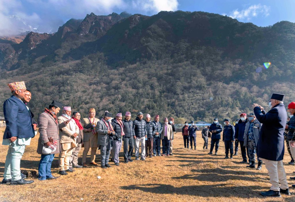 realpbhattarai's tweet photo. न पदको घमण्ड छ । न कुनै तनाव ।। सधै एकनाश व्यबहार ! सबैलाई समान व्यवहार। जनताका प्रिय प्रधानमन्त्री राजनेता । 

आफैले फोटो खिचिदिदै। https://t.co/XKCOXSBfKi