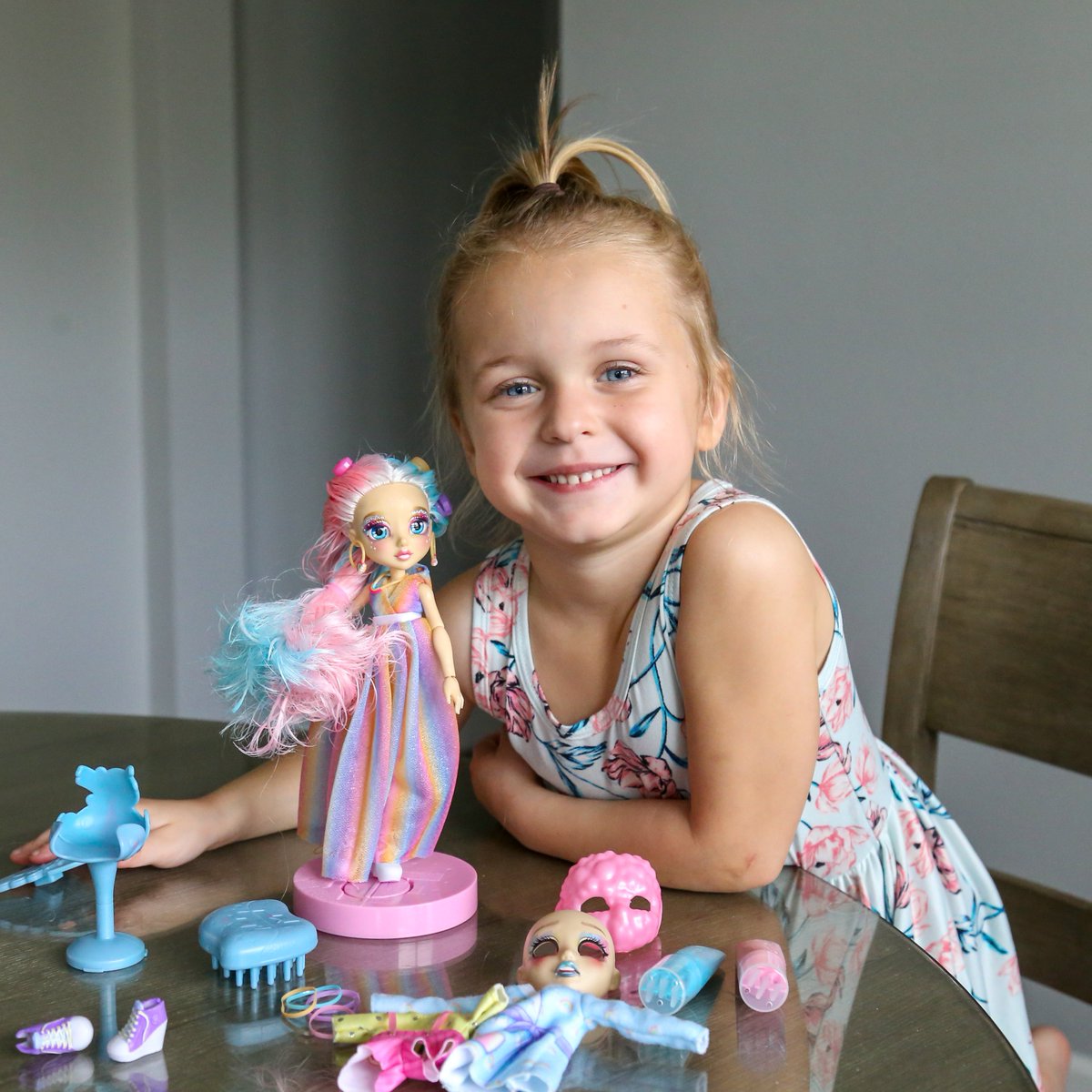 vivaveltoro's tweet photo. HOT holiday toy alert! #AD We just discovered #FailFixDolls from @Moose_Toys and itโs LOVE. These unique dolls let your little one become a #StyleSaviour while they transform their doll from an epic fail to a beautiful fix. See before & afters: https://t.co/XpQ9GIhiqe #FailFix https://t.co/xWXnfhhVEG