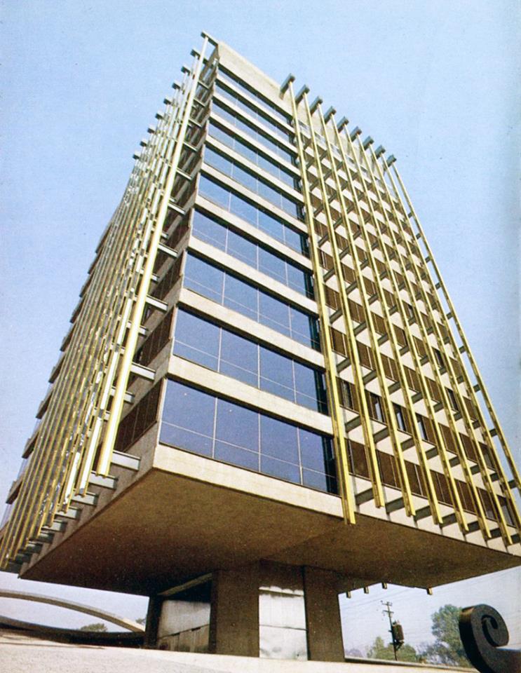AndresGuzBJ's tweet photo. El edificio Celanese Mexicana, construido en 1968 por Ricardo Legorreta, caracterizado por una singular estructura suspendida. Desde la calle, el edificio Celanese puede parecer un verdadero desafío para la física ya que sus 12 pisos no tocan el suelo a primera vista.
#Anguz https://t.co/Yg3oleeIFS