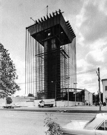 AndresGuzBJ's tweet photo. El edificio Celanese Mexicana, construido en 1968 por Ricardo Legorreta, caracterizado por una singular estructura suspendida. Desde la calle, el edificio Celanese puede parecer un verdadero desafío para la física ya que sus 12 pisos no tocan el suelo a primera vista.
#Anguz https://t.co/Yg3oleeIFS