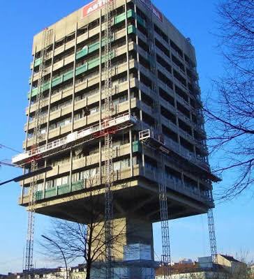 AndresGuzBJ's tweet photo. El edificio Celanese Mexicana, construido en 1968 por Ricardo Legorreta, caracterizado por una singular estructura suspendida. Desde la calle, el edificio Celanese puede parecer un verdadero desafío para la física ya que sus 12 pisos no tocan el suelo a primera vista.
#Anguz https://t.co/Yg3oleeIFS