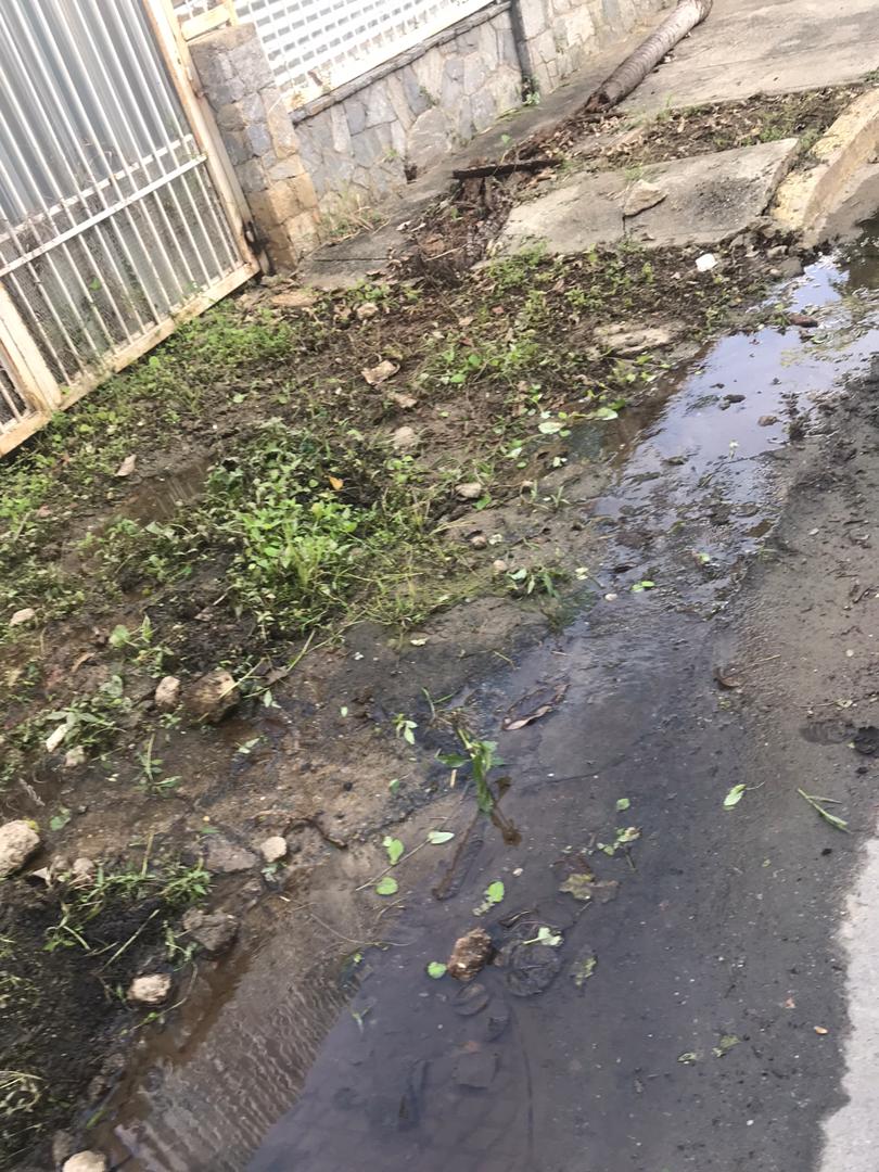 ASOPRONARVE's tweet photo. @AlcaldiaBaruta @darwingonzalezp @luisaguilarj @miguelcastejone nuevamente solicitamos su colaboración para la reparación de un bote de aguas blancas en nuestra urbanización, el mismo ha Sido reportado a @HidroCapital2  pero aún no hay respuesta. https://t.co/WXug7VctQ8
