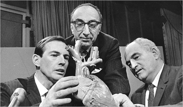 56 years ago, Michael DeBakey and his team performed the world's first successful coronary artery bypass graft surgery at Methodist Hospital in Houston, TX: Nov 23, 1964. In a 75 year career, he made a mark on medicine that will not be forgotten. (short thread)