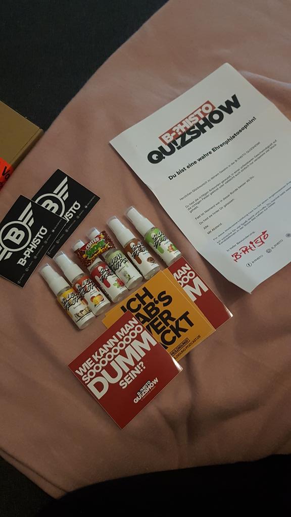 MiiJuliia's tweet photo. Großen Dank an @BPhisto für die @blowdrops, das Centershock und die Sticker, die ich in einer deiner legendären Freitags-Quizshows über ein paar Umwege ergattert konnte! Ich sende Dir dafür Liebe und virtuellen Wein!🍷 https://t.co/UmT0P1a7qr