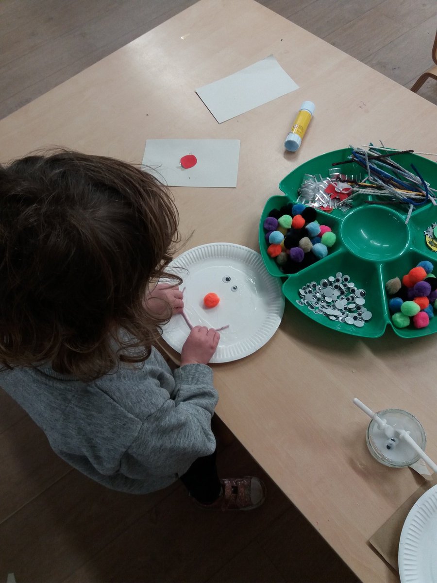 WeePansNursery's tweet image. In room C we have been looking at faces and have made our own using  paper plates, pom poms and pipe cleaners.
#earlyyears 
#creativefaces