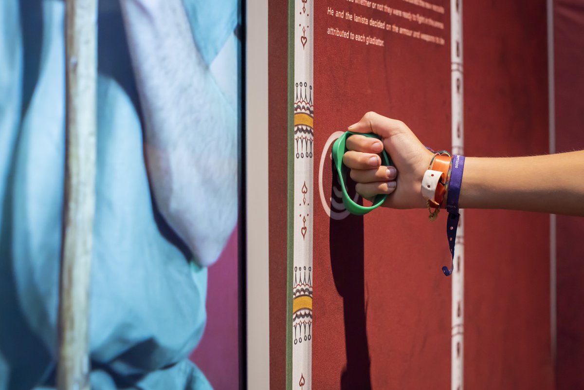 capsciences's tweet photo. #Museum30 Jour 23 | #Compagnon 

Dans l'expo #Gladiateur ce bracelet est votre compagnon ! A travers une expérience connectée, il permet de vous glisser dans la peau d'un gladiateur ou d'une gladiatrice et de suivre votre propre aventure historique 📌

#CultureScientifique https://t.co/XahEeb7Xsb