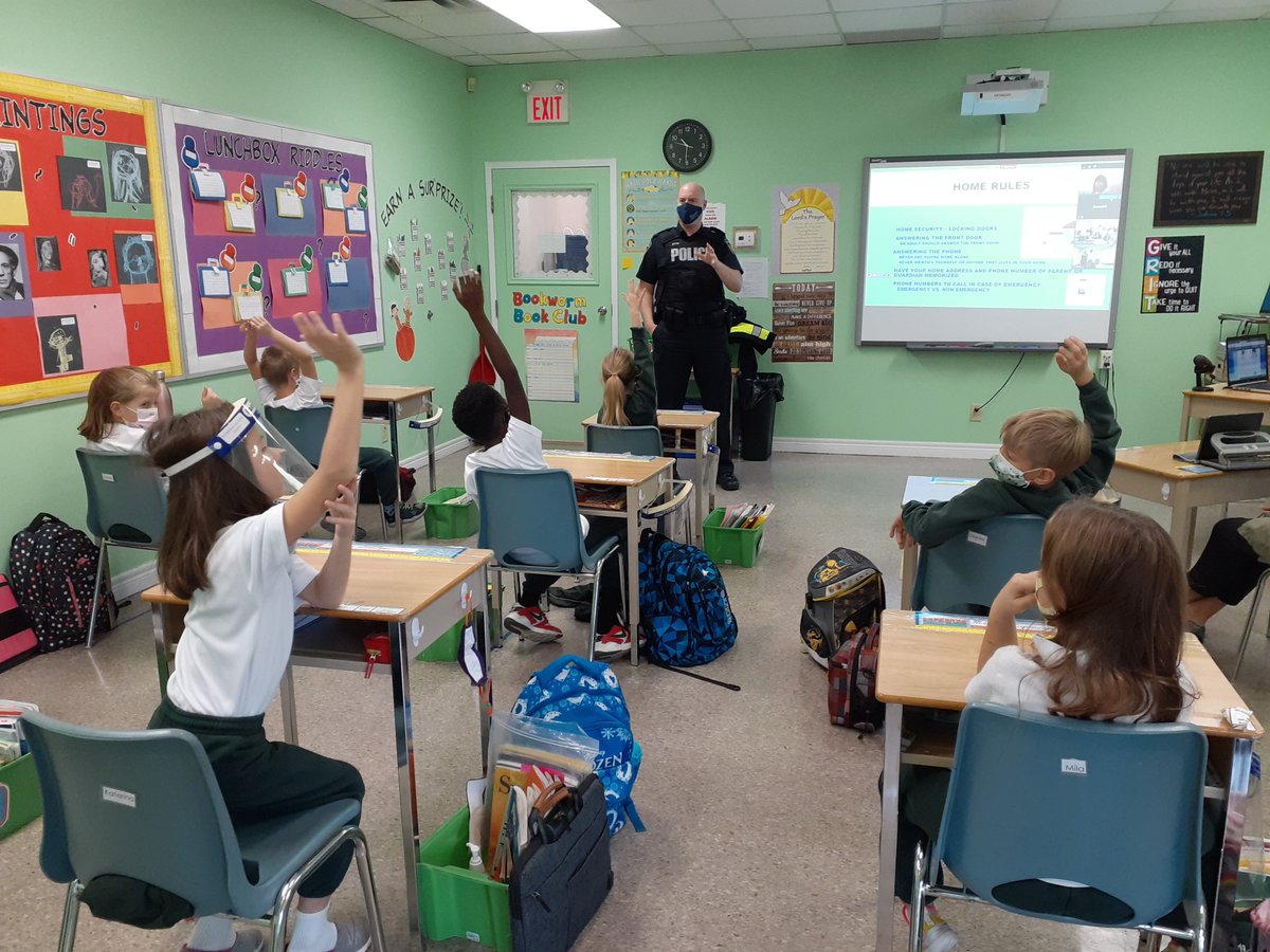 PRPyouthed's tweet photo. Another day engaging with youth in a positive environment @OfficerBillyPRP @Dawson2265 @MDapat1919 https://t.co/sbAk5zmq76