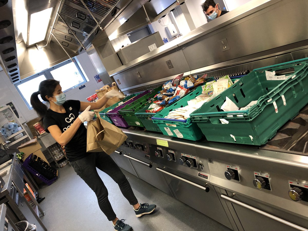 GoodGymSlough's tweet photo. #Monday lunchtime service #helping @SloughOutreach to get #foodparcels ready for those in need https://t.co/ZUz2qQFY9C