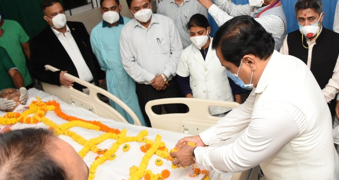 sarbanandsonwal's tweet photo. Along with thousands at GMCH, offered my last shraddhanjali to the mortal remains of former Chief Minister Tarun Gogoi da. 

I join the people of Assam in mourning the loss of a great leader. https://t.co/oDYRvV9LbP