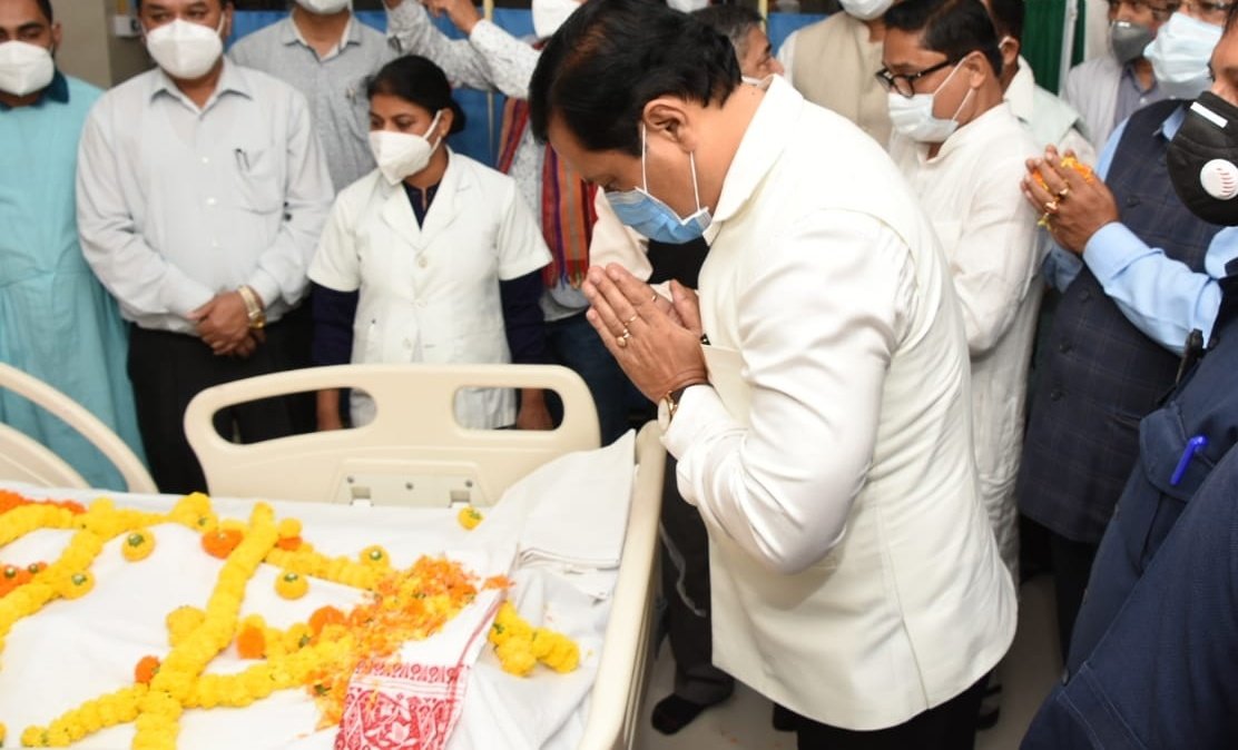sarbanandsonwal's tweet photo. Along with thousands at GMCH, offered my last shraddhanjali to the mortal remains of former Chief Minister Tarun Gogoi da. 

I join the people of Assam in mourning the loss of a great leader. https://t.co/oDYRvV9LbP