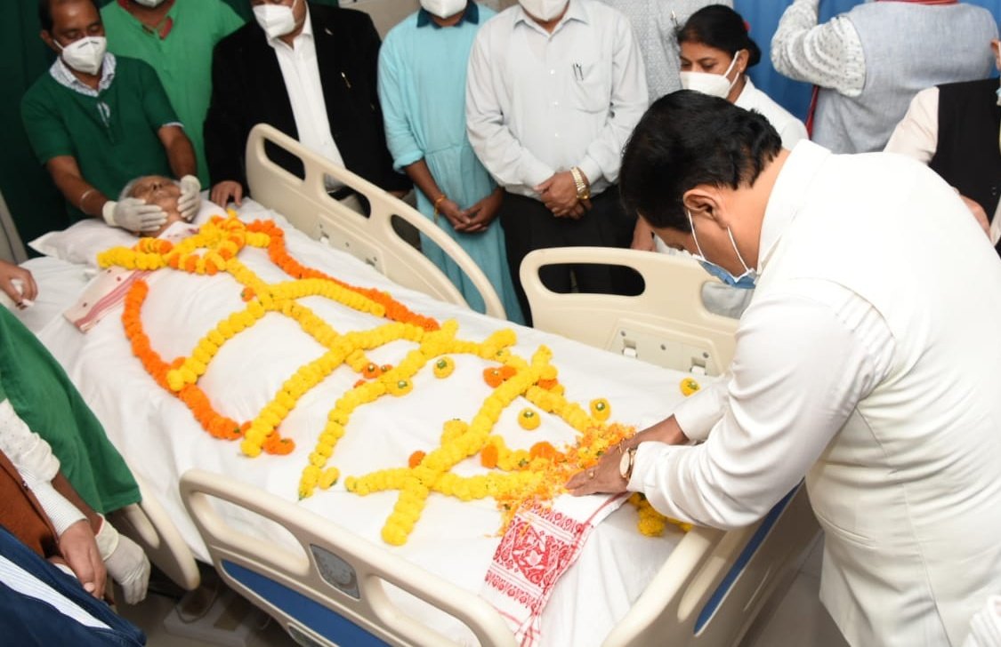 sarbanandsonwal's tweet photo. Along with thousands at GMCH, offered my last shraddhanjali to the mortal remains of former Chief Minister Tarun Gogoi da. 

I join the people of Assam in mourning the loss of a great leader. https://t.co/oDYRvV9LbP