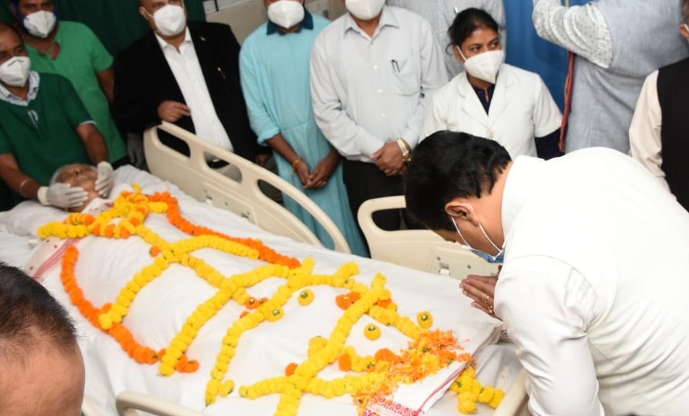 sarbanandsonwal's tweet photo. Along with thousands at GMCH, offered my last shraddhanjali to the mortal remains of former Chief Minister Tarun Gogoi da. 

I join the people of Assam in mourning the loss of a great leader. https://t.co/oDYRvV9LbP