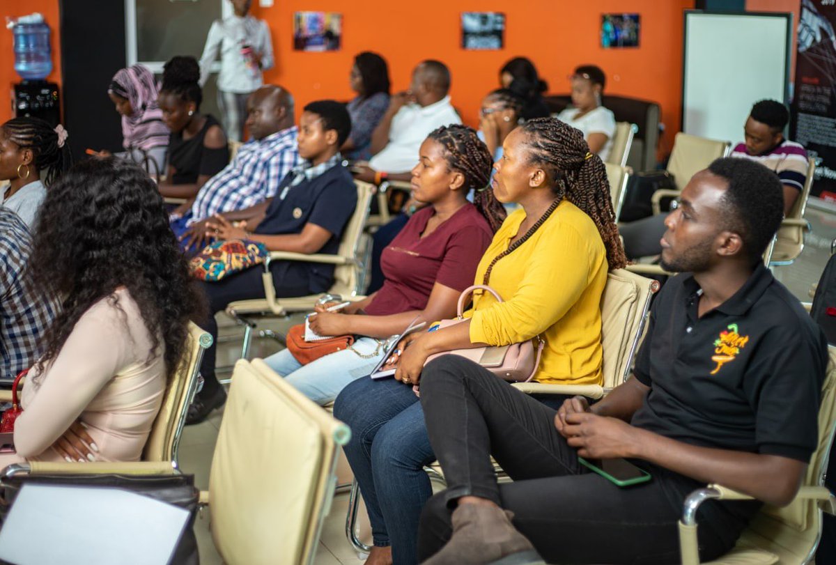 SparkSahara's tweet photo. Darasa linaendelea @TOTAcademy , Wajasiriamali wakipokea mafunzo kutoka kwa mbobezi wa masuala ya huduma za mtandao na kidijitali @GillsaInt , Wajasiriamali wamefundishwa njia na mbinu za kutumia ambazo zitawasaidia wanapofanya biashara za mtandaoni #TOTBonanza https://t.co/eZPrcZwJea