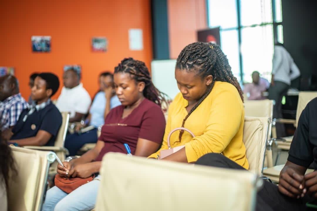 Elycaptano's tweet photo. Baadhi ya Wajasiriamali wakiendelea kupata Ujuzi juu ya namna bora ya kuboresha Biashara zao, Mafunzo haya ni mueleko kwa Shughuli yenyewe ya #TOTBonanza Jumamosi tarehe 28-11-2020. USIKOSE! https://t.co/oCJmAoPnaS