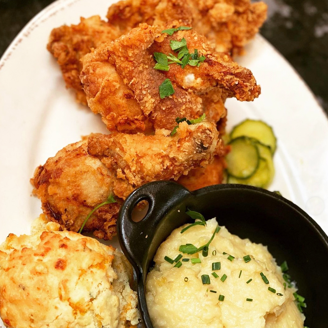 HomecominFL's tweet photo. 🦃 Who needs turkey when you can feast on Chef Art's famous fried chicken! Open all Thanksgiving week long, come experience what makes Homecomin' from @DisneySprings a MUST try! 

⏰ Open TUES @ 11a

🐔 Menu ➡️ https://t.co/1YUpb44fuI

@ChefArtSmith #HomecominFL https://t.co/H9C4xQ5bKc