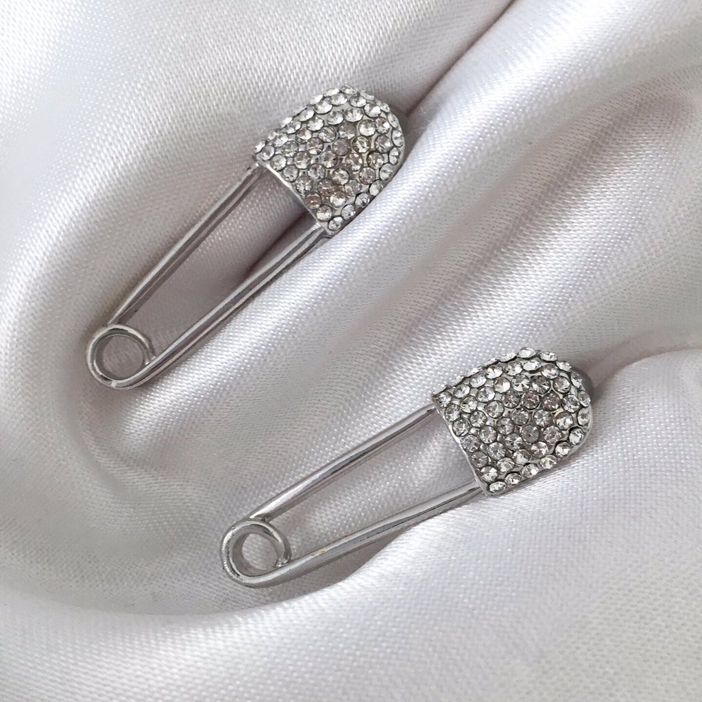 Zirkon taşlı anti alerjik kararmaz iğne küpeler %10 indirimli fiyatıyla satışta! 💛
online alışveriş için; shopier.com/vinajewelry 
instagram; vinajewelry