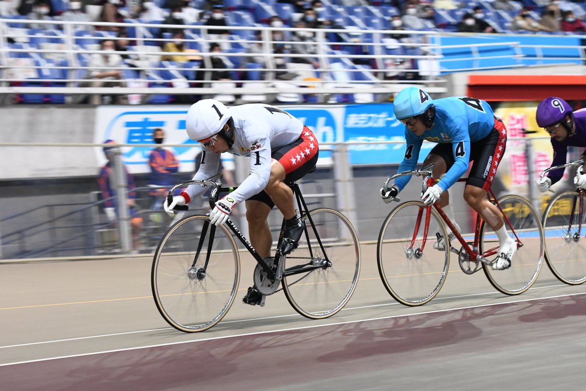 Keirin Magazine Web A Twitter 第62回競輪祭6日目9レース 師弟でワンツーを決めた 1番深谷知広 4番金子貴志 地区は違っても並んでほしい師弟ラインです 深谷知広 金子貴志 Keirin Magazine Web A Twitter 第62回競輪祭6日目9レース 師弟でワンツーを決めた 1番深谷知広 4番金子貴志 地区は違っても並んでほしい師弟ラインです 深谷知広 金子貴志