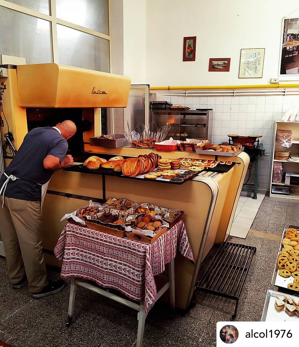 CookieINNOCENTI's tweet photo. Chissà cosa stava per uscire dal forno... 🤔😏😋😍
Grazie ad @alcol1976 📸💛🌻
•
#biscottificioinnocenti #trastevere #trasteveremia #viadellaluce #comeunavolta #profumodibiscotti #chebontà #artigiani #romadiunavolta #botteghestoriche #crostata #biscotti #maritozzi #trustever https://t.co/j5EkQWbYeO