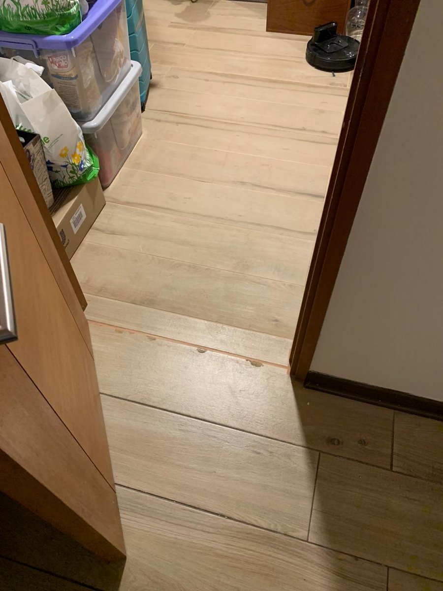 Santupper's tweet image. A uds les parece que estos dos pisos corresponden al mismo porcelanato? Pues al parecer a @budnik_sa les parece que esto requiere una simple limpieza y no pretende responder por vender un piso que no tiene nada que ver con el que compré. Será que el @SERNAC opina lo mismo?