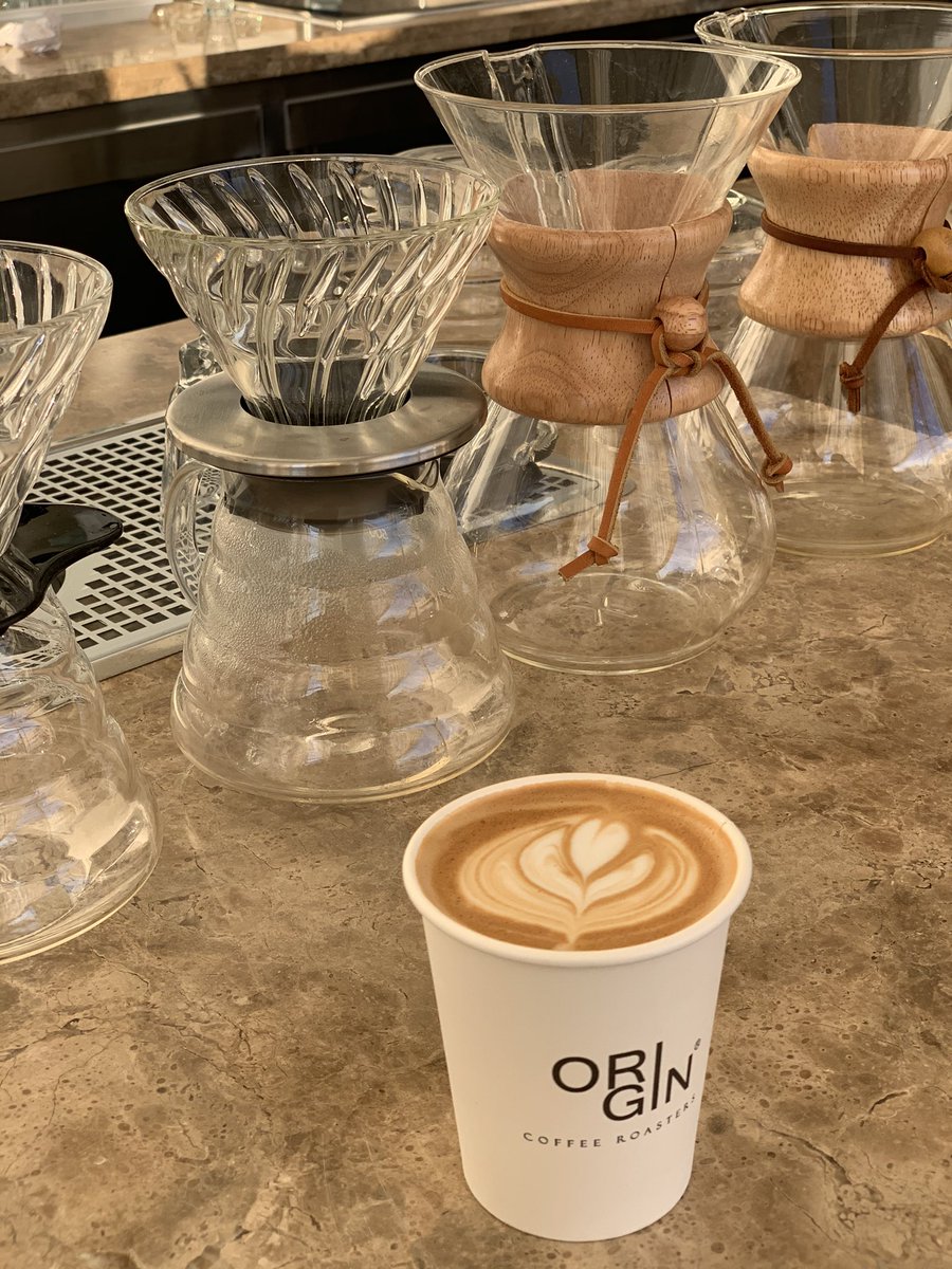coffeeholic94's tweet photo. محمصة وكوفي أوريجن 
حي حطين - طريق الامير محمد بن سلمان 
الكوفي جداً جميل والديكور بسيط وفخم بطابع كلاسيكي والمكان صغير ودورين 
قهوتهم موزونه ولذيذه جربت سبانش لاتيه ☕️
عندهم كوكيز وتشكيله من الكيك 
يوجد موسيقى 🎵 
الاسعار متوسطه 💸 https://t.co/BedRSFesvz