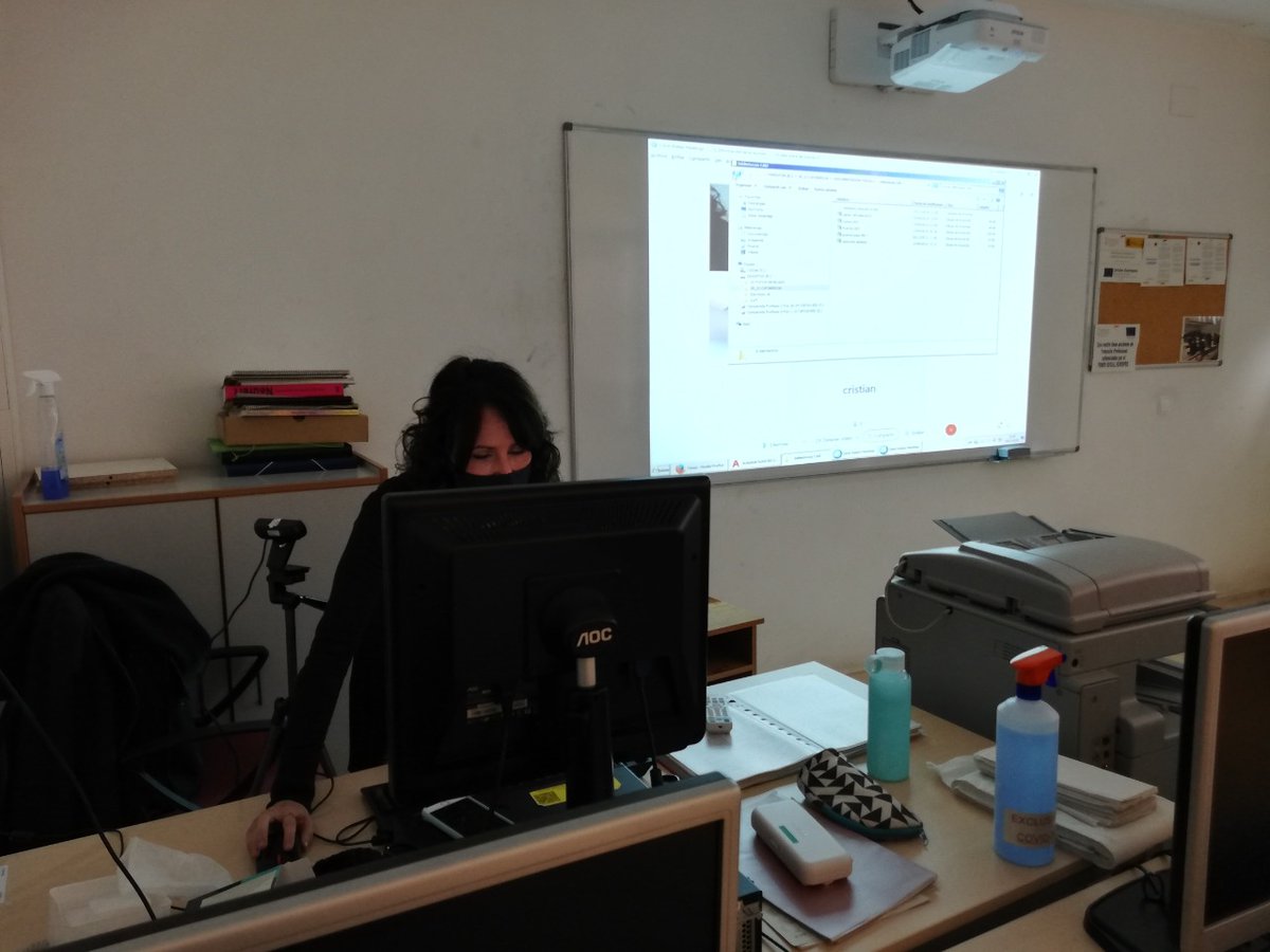 fpcatarroja's tweet photo. Alumnado de 2º #GM #Carpintería y mueble #FpCatarroja asiste a clases 💻 on-line. 
Aprenden a utilizar el autocad. Apartir del plano de producto de un módulo de cocina realizan el despiece.
@GVAlabora @GVAeducacio #Fp #Formaciónprofesional #CIPFP #Catarroja #Formacióprofessional https://t.co/DVu50D3Nno