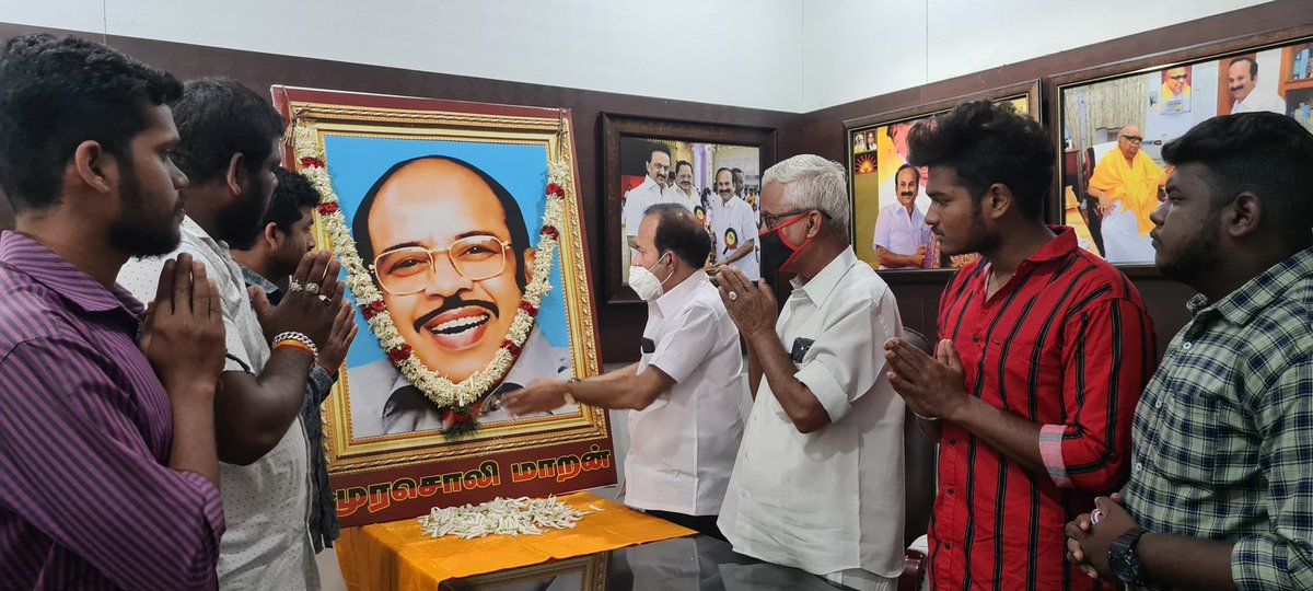 MuthusamyDMKcbe's tweet photo. இன்று கழகத் தலைவர் அவர்களின் மனசாட்சி ஐயா திரு.முரசொலி மாறன் அவர்களின் 17 ஆம் ஆண்டு நினைவேந்தல். மாநில தீர்மானம் குழு இணைச் செயலாளர் மு.முத்துசாமி M.A.,M.Phil. அவர்கள் மலர் தூவி மரியாதை செலுத்தினார்.
@mkstalin 
@Udhaystalin
 @arivalayam https://t.co/QbT8hegOTZ